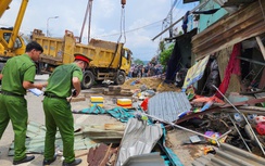 Cận cảnh hiện trường vụ lật xe tải chở cát gây chết người ở Quảng Ngãi