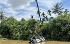 Bản tin TNGT 27/5: Ô tô 5 chỗ mất lái lao xuống sông, 2 ông cháu may mắn thoát nạn