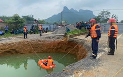 Camera ghi khoảnh khắc xe máy lao xuống "hố tử thần" ở Bắc Kạn
