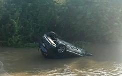 Ô tô lao xuống sông, ông và cháu ngoại thoát nạn trong gang tấc