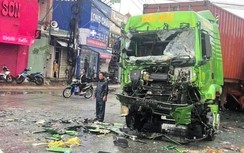 Bản tin TNGT 29/5: 4 hành khách nhập viện sau va chạm giữa ô tô giường nằm và xe container