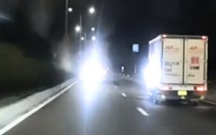 Tài xế chói mắt, ảnh hưởng tầm nhìn vì đèn của xe tải phía trước