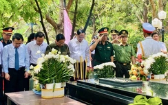 Thủ tướng dâng hương tưởng niệm các Anh hùng liệt sĩ tại Nghĩa trang Hàng Dương