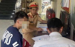 Mời nam sinh lớp 10 lái xe máy bằng chân lên công an làm việc