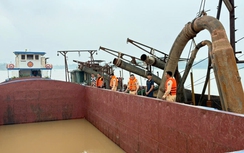 Hàng chục cảnh sát truy bắt 2 tàu "cát tặc" trên sông Hồng lúc rạng sáng