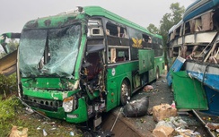 Hai xe khách va chạm lúc rạng sáng, 3 người bị thương