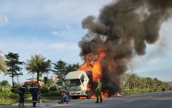 Xe đầu kéo cháy ngùn ngụt khi lưu thông trên QL1 qua Quảng Ngãi