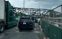 TP.HCM: Cần cẩu công trình bất ngờ đổ, đè trúng ô tô trên cầu vượt Mỹ Thủy