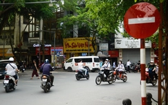 Hà Nội: CSGT xử lý hàng chục xe máy đi ngược chiều khu vực phố cổ