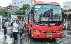 Người dân lỉnh kỉnh đồ đạc trở lại Hà Nội sau kỳ nghỉ lễ 30/4