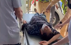 CSGT dùng xe tuần tra đưa người phụ nữ ngất lịm đến bệnh viện cấp cứu