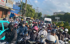 Đường phố TP.HCM đông đúc, ùn tắc giao thông tại các tuyến cửa ngõ sau kỳ nghỉ lễ
