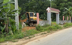 Người dân đào đất trái phép, quốc lộ 8C đối mặt nguy cơ chậm tiến độ