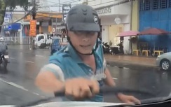 Người đi xe máy chặn đầu, phá hoại ô tô trên đường phố Cần Thơ 