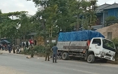 Xe tải cuốn xe máy trên đường Hồ Chí Minh, cụ ông 80 tuổi tử vong, vợ trọng thương