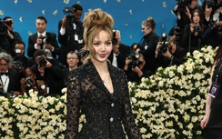 Lisa (BlackPink) diện bodysuit dáng nội y trên thảm đỏ Met Gala 2025
