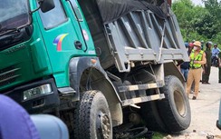 Va chạm xe tải trên đường liên thôn, hai học sinh lớp 12 thương vong