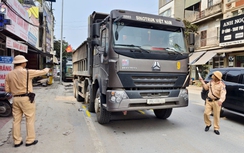 Hà Nội: CSGT lập chốt khung giờ "hiểm", phạt hàng loạt xe "hổ vồ" chở quá tải