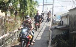 Bạc Liêu: Dân thấp thỏm qua cầu treo Trà Kha B đã xuống cấp