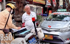 Hà Nội: Phạt hàng chục tài xế dừng, đỗ xe trong hành lang an toàn đường sắt