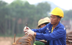 Rám nắng, cháy da vẫn miệt mài thi công cầu vượt sông Mã