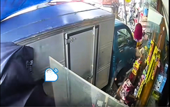 Xe tải bị ô tô đi sau tông trúng, lao thẳng vào sạp hàng hóa ven đường