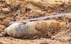 Tá hỏa phát hiện vật thể giống quả bom khi đào hồ chứa nước