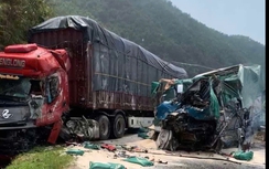 Khoảnh khắc 2 ô tô đấu đầu trên quốc lộ 2 đoạn qua Tuyên Quang