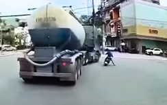 Tài xế xe bồn rẽ ẩu, suýt gây tai nạn giao thông