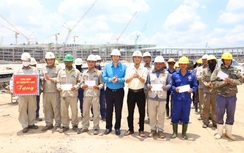 Công đoàn Xây dựng thăm, tặng quà người lao động nhân Tháng Công nhân