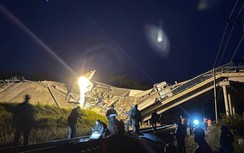 Cầu sập xuống đường sắt ở Nga, 40 người thương vong