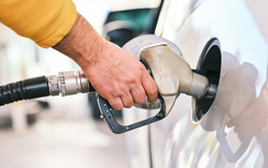 Những nguy cơ thầm lặng khi đổ xăng tràn bình