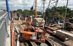 TP.HCM: Đắp phụ mái taluy đường cầu Tăng Long sau sự cố sụt lún