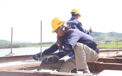 Nắng như đổ lửa, công nhân "căng mình" nối cao tốc Bắc - Nam qua Hà Tĩnh