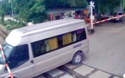 Tài xế xe khách cố vượt barie đường sắt sẽ bị phạt 11 triệu đồng