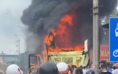 Đến xưởng sửa chữa, xe đầu kéo và ô tô con bị thiêu rụi ở Lạng Sơn