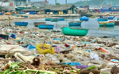 Người dân làng biển Quảng Ngãi bất lực với lượng rác ken đặc từ biển tấp vào