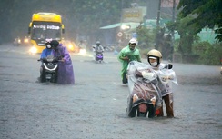 Đà Nẵng chuẩn bị máy bơm lớn chống ngập, Quảng Ngãi kêu gọi hàng nghìn tàu cá vào bờ