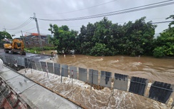 Mưa lũ gây ngập cầu, ách tắc giao thông trên QL25 qua Gia Lai