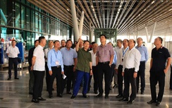 Phó Thủ tướng Trần Hồng Hà thị sát hoạt động của nhà ga T3 sân bay Tân Sơn Nhất