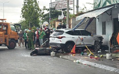 Ô tô tông xe máy rồi lao vào nhà dân ở Phan Thiết, 1 người tử vong