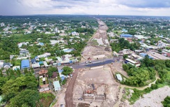 Công nhân đội mưa, gồng tiến độ dự án Vành đai 3 và cao tốc qua Đồng Nai