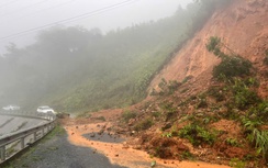 Mưa trắng trời, nhiều tuyến đường ở Quảng Trị, Huế sạt lở, ngập sâu