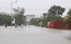 Nước lũ bủa vây ở thị xã Quảng Trị, người dân vất vả lội lụt, di chuyển bằng thuyền