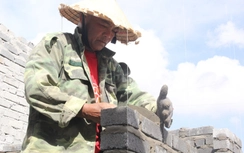 Giữa giàn giáo chông chênh, thợ xây cố bám nghề mưu sinh