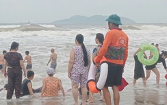 Nghệ An: Kịp thời cứu hộ hơn 20 người bị nước cuốn tại bãi biển Cửa Lò