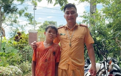 Thượng úy CSGT lao xuống dòng nước lũ cứu cháu bé thoát nạn