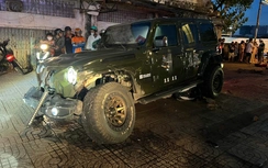 Ô tô lao qua dải phân cách, tông loạt xe máy khiến 2 phụ nữ tử vong