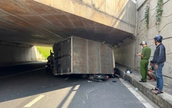 TP.HCM: Xe tải va vào thành cầu hầm chui rồi lật nhào, đè trúng 2 xe máy