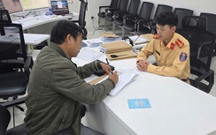 Vượt đèn đỏ vì đưa nạn nhân bị tai nạn đi cấp cứu, tài xế được khen ngợi